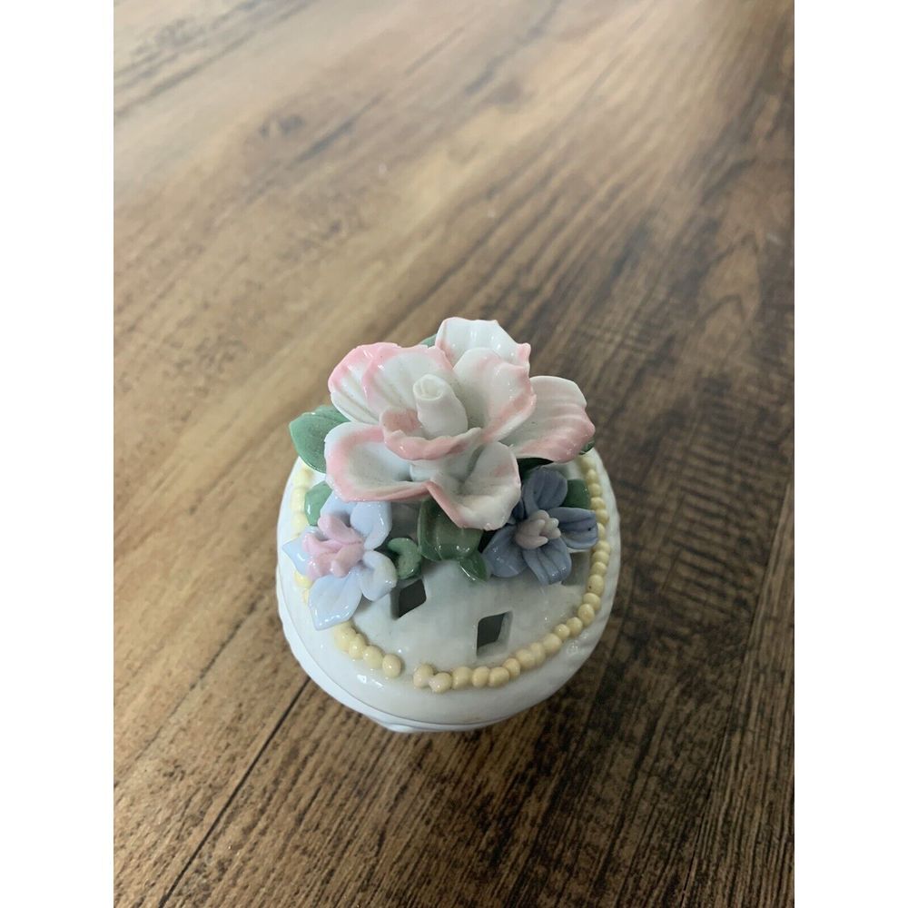 Porcelain Vintage White Flower Trinket‎ Basket with Floral Lid Trinket Box Decor